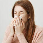Frau die durch Allergie leidet