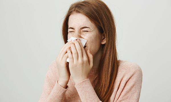 Frau die durch Allergie leidet